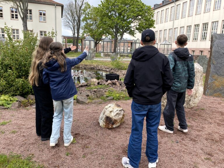 Schüler beim Geocaching im Geologischen Garten