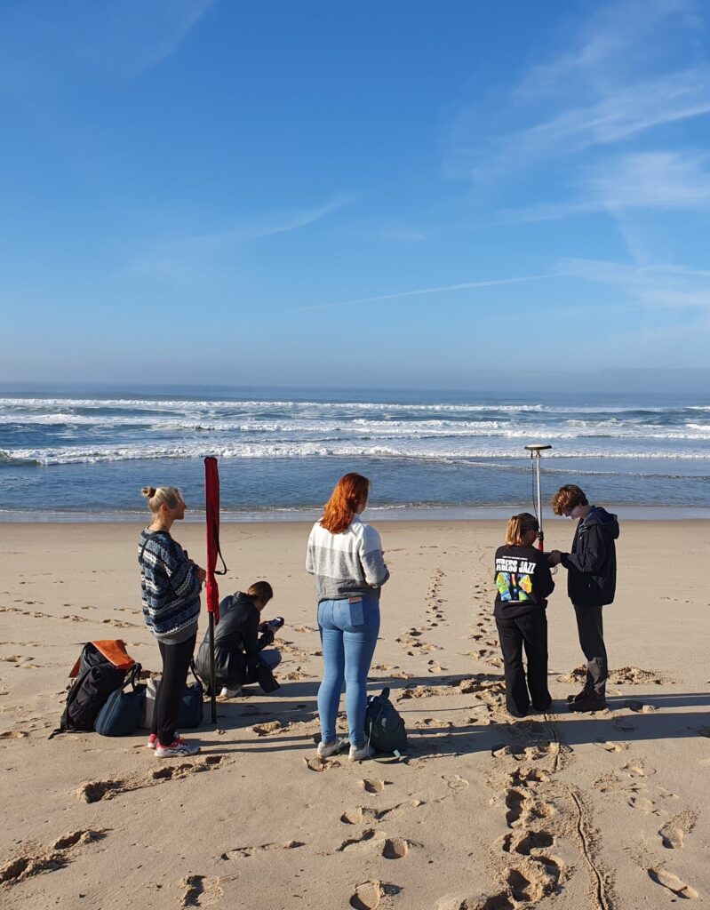 Strandkartierung in Lissabon © Ryan Pearson Studierende kartieren einen Strand in Lissabon